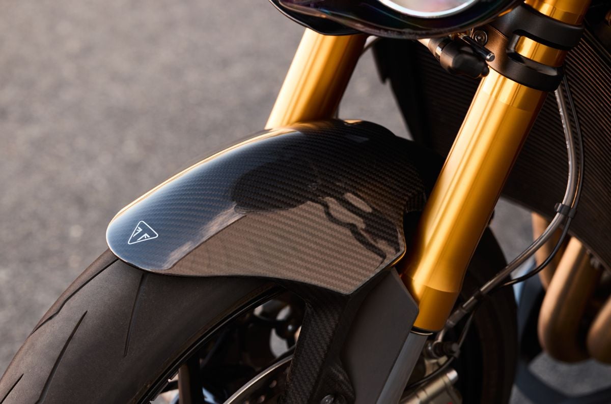 Race-inspired carbon fibre front mudguard.
